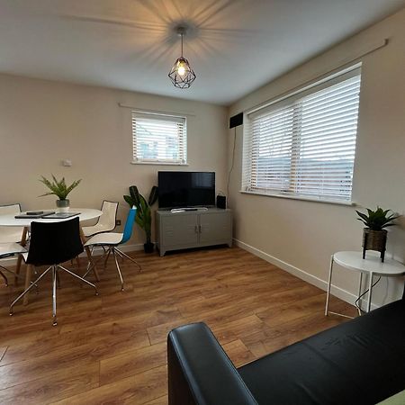 Three Bedroom Townhouse With Parking Telford Ngoại thất bức ảnh