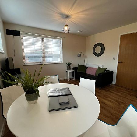Three Bedroom Townhouse With Parking Telford Ngoại thất bức ảnh