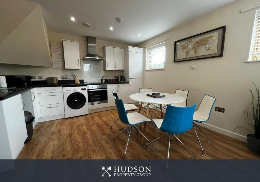 Three Bedroom Townhouse With Parking Telford Ngoại thất bức ảnh