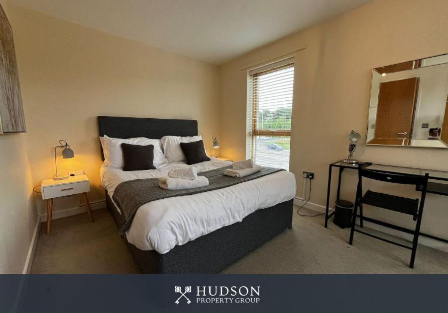 Three Bedroom Townhouse With Parking Telford Ngoại thất bức ảnh