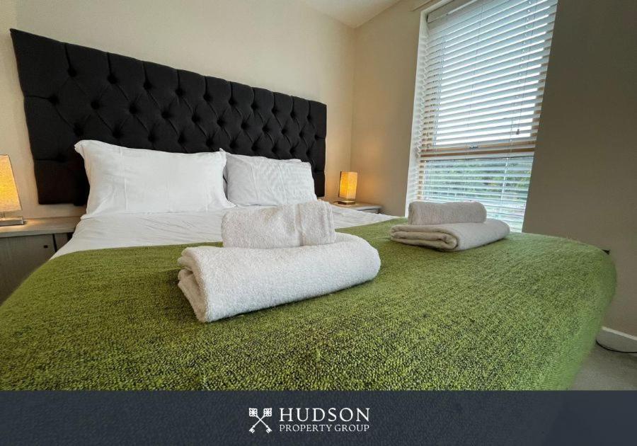 Three Bedroom Townhouse With Parking Telford Ngoại thất bức ảnh