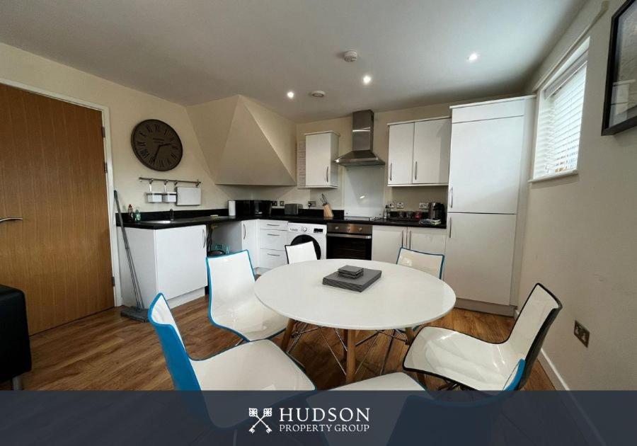 Three Bedroom Townhouse With Parking Telford Ngoại thất bức ảnh