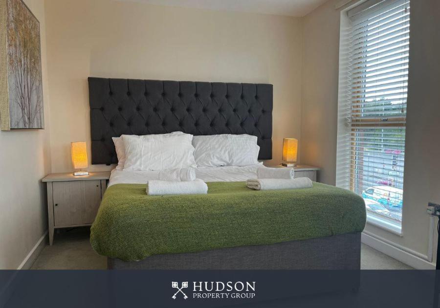 Three Bedroom Townhouse With Parking Telford Ngoại thất bức ảnh