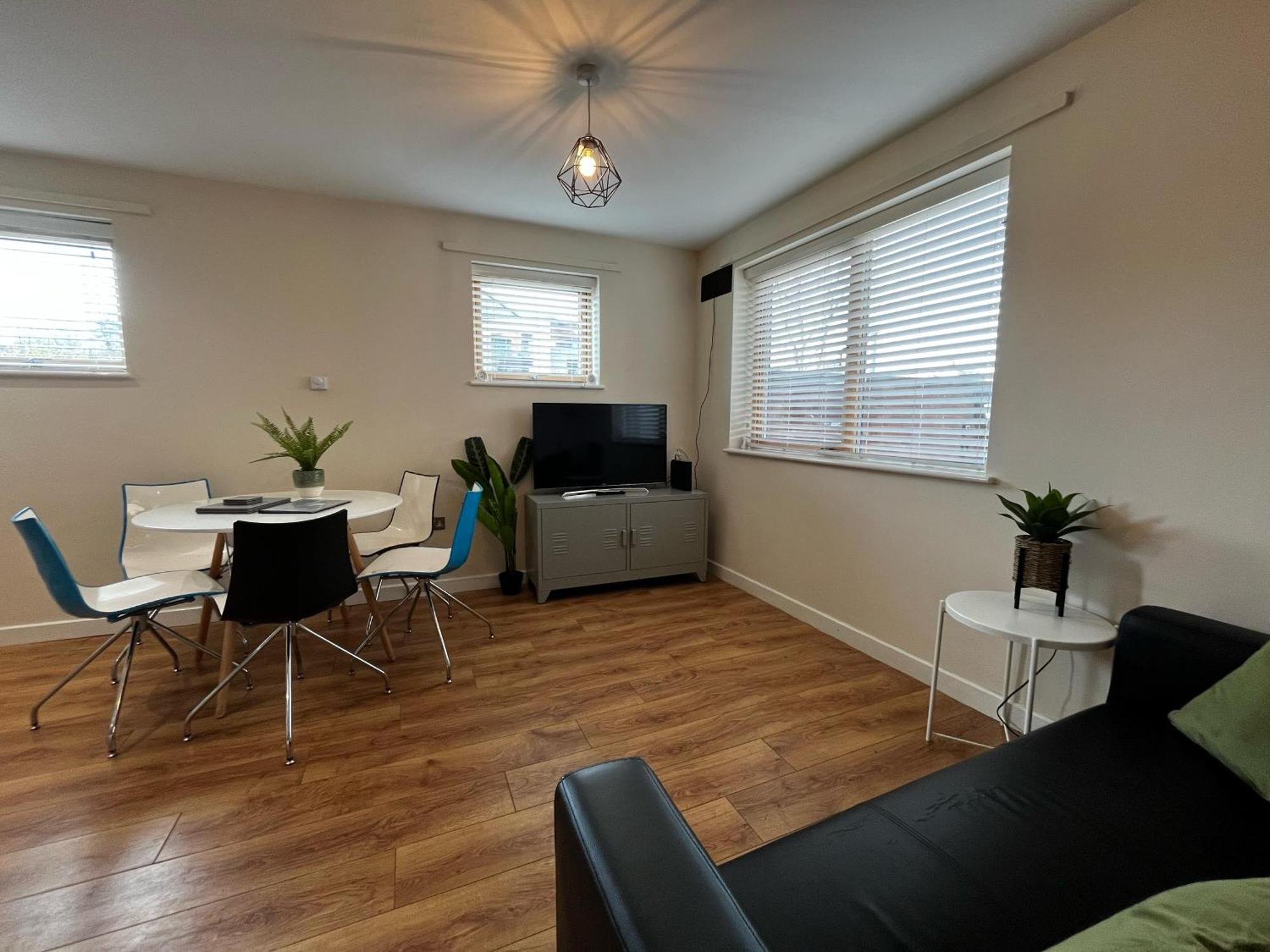 Three Bedroom Townhouse With Parking Telford Ngoại thất bức ảnh