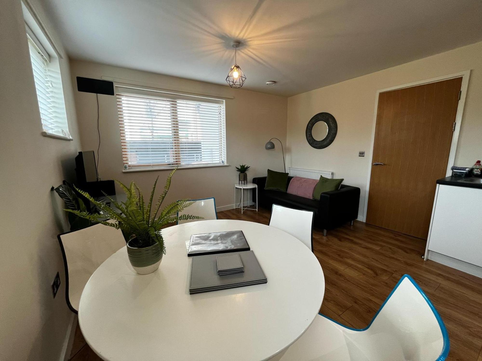 Three Bedroom Townhouse With Parking Telford Ngoại thất bức ảnh