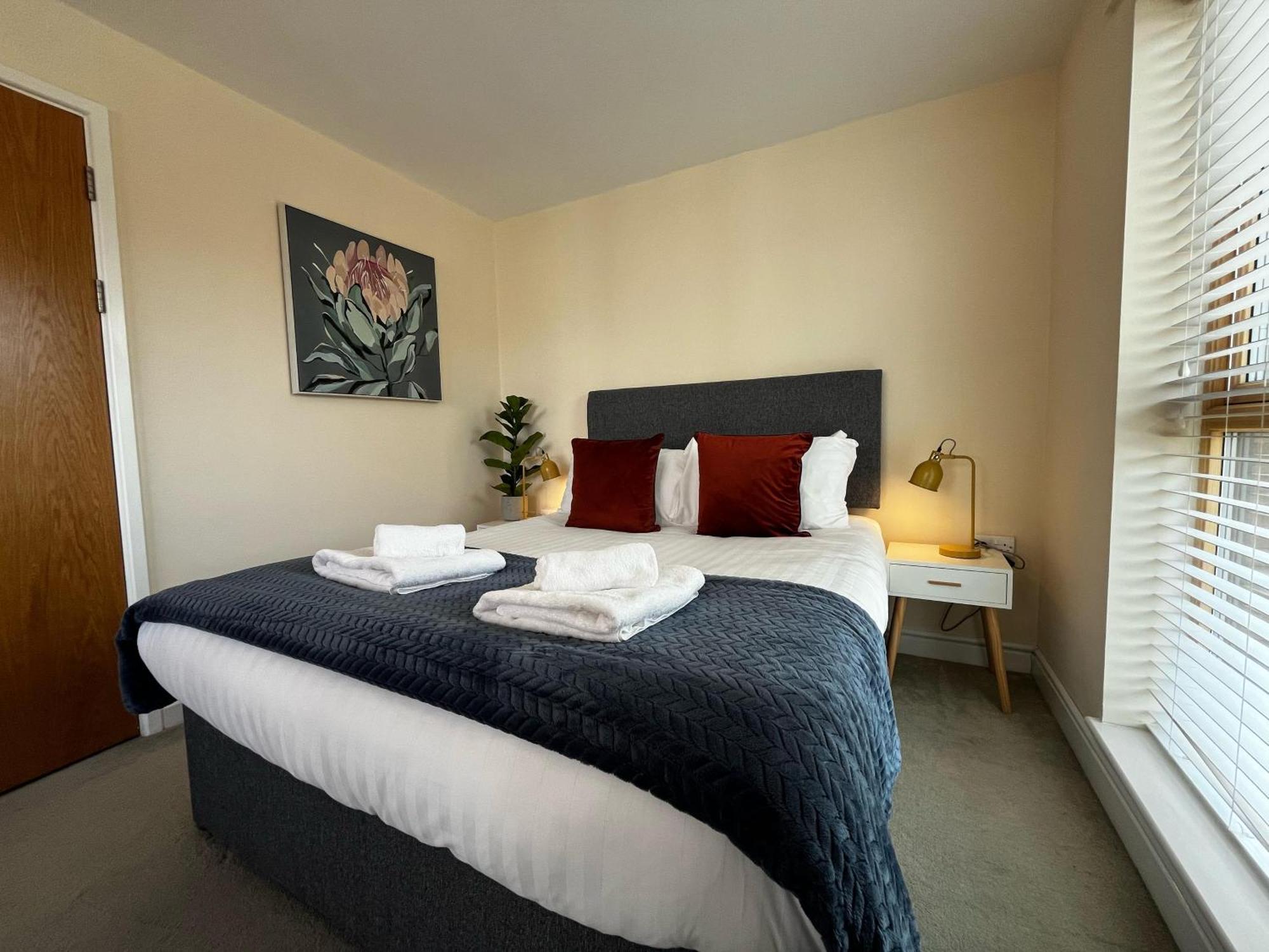 Three Bedroom Townhouse With Parking Telford Ngoại thất bức ảnh