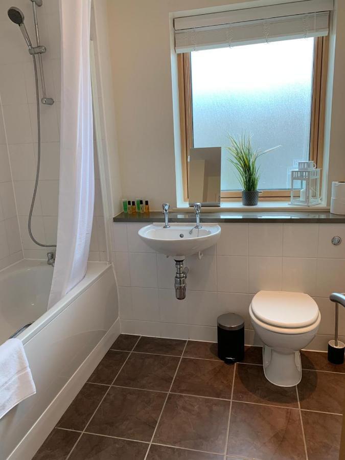Three Bedroom Townhouse With Parking Telford Ngoại thất bức ảnh