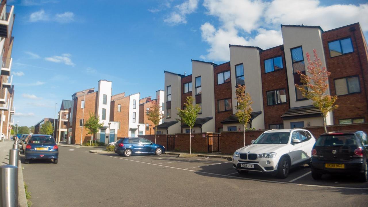 Three Bedroom Townhouse With Parking Telford Ngoại thất bức ảnh